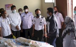 Pastikan Bansos Covid Tepat Sasaran, Camat Makassar Tinjau Pendistribusian 