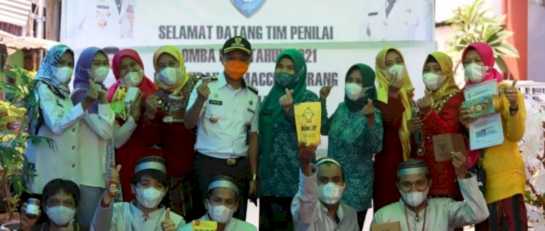Camat Makassar, Alamsyah bersama peserta UMKM, Rabu (29/9/21). Camat Makassar, Alamsyah bersama peserta UMKM, Rabu (29/9/21).