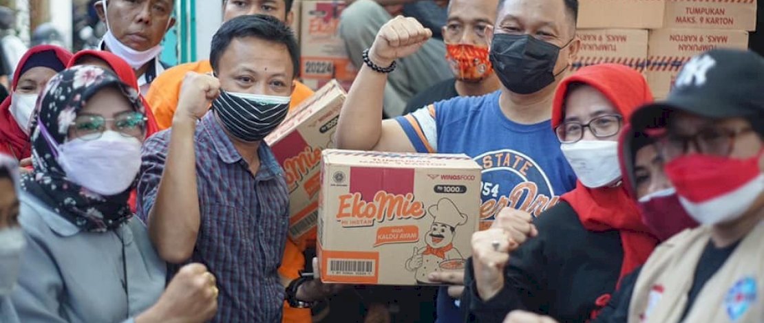 Camat Makassar serahkan bantuan ke korban kebakaran Kompleks Lepping, Kecamatan Tamalate. Camat Makassar serahkan bantuan ke korban kebakaran Kompleks Lepping, Kecamatan Tamalate.