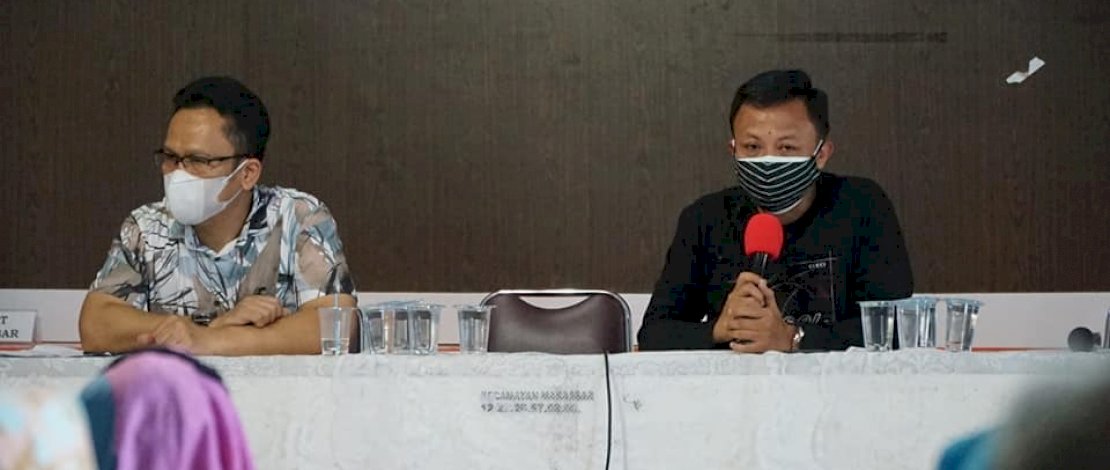 Camat Makassar saat memimpin rapat koordinasi tim bantuan korban kebakaran di Kecamatan Tamalate. Camat Makassar saat memimpin rapat koordinasi tim bantuan korban kebakaran di Kecamatan Tamalate.