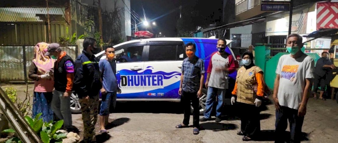 Camat Makassar didampingi Tim Covid Hunter mengujungi rumah salah satu warganya yang dilaporkan terpapar Covid-19.