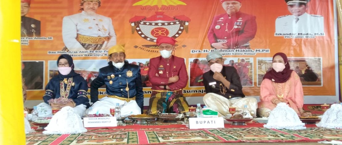 Macoa Bawalipu, Aras Abdi To Baji Pua Sinri dan Bupati Lutim Budiman, menyaksikan pertunjukan Eja-eja (pantun), di acara revitalisasi Bahasa Wotu berbasis komunitas di Baruga Tanamalilue, Desa Lampenai, Wotu, Luwu Timur, Minggu (24/10/2021).