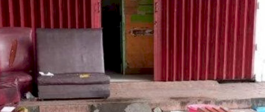 Penemuan mayat di depan sebuah kafe di Daya, Biringkanaya, Makassar.