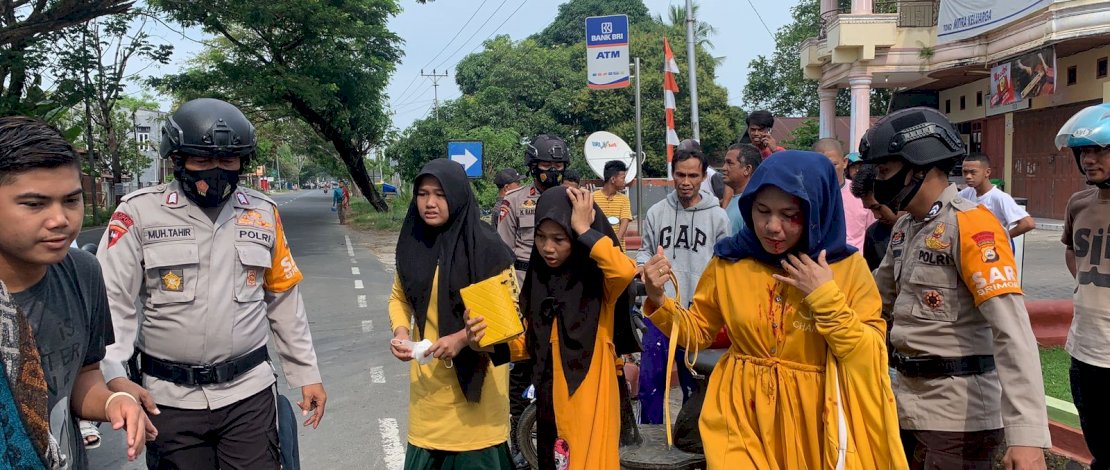 Patroli SAR Brimob Bone Bantu Korban Laka Lantas Di Depan SPBU Cellu