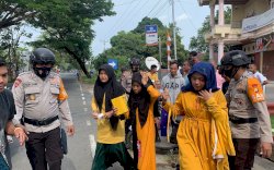 Patroli SAR Brimob Bone Bantu Korban Laka Lantas Di Depan SPBU Cellu