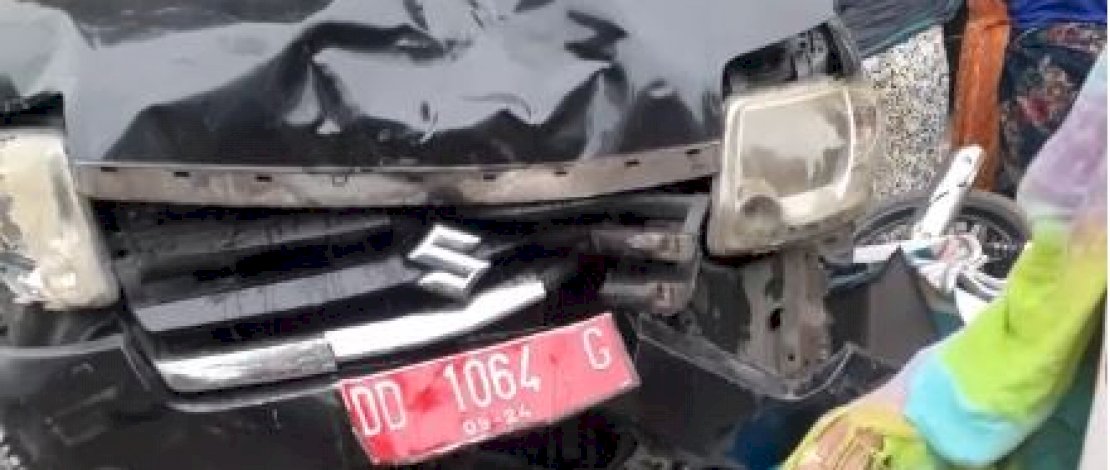 Mobil dinas Pemkab Jeneponto, mengalami kecelakaan di Takalar. 