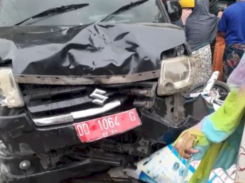 Mobil Dinas Kabag Administrasi Pemkab Jeneponto Kecelakaan di Takalar