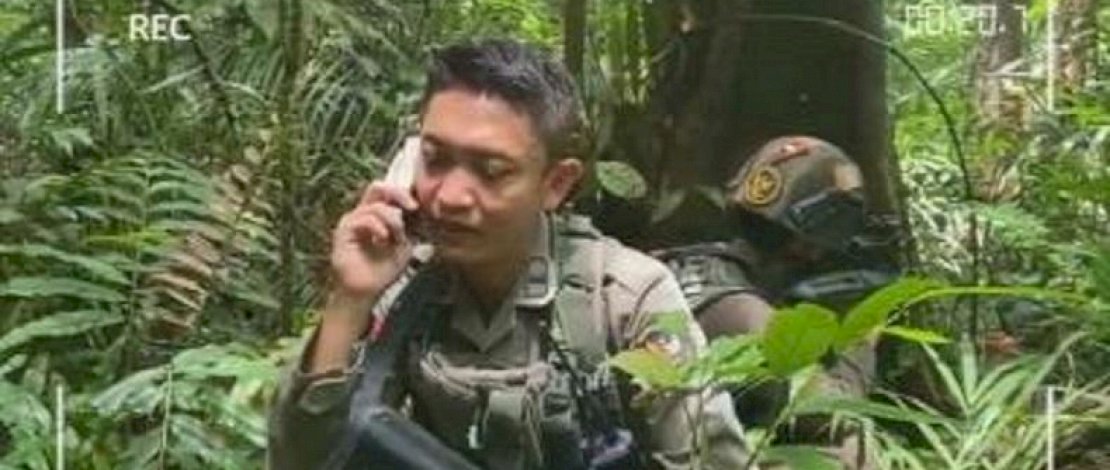 Ipda Rano mengazani bayinya yang baru lahir lewat telepon.