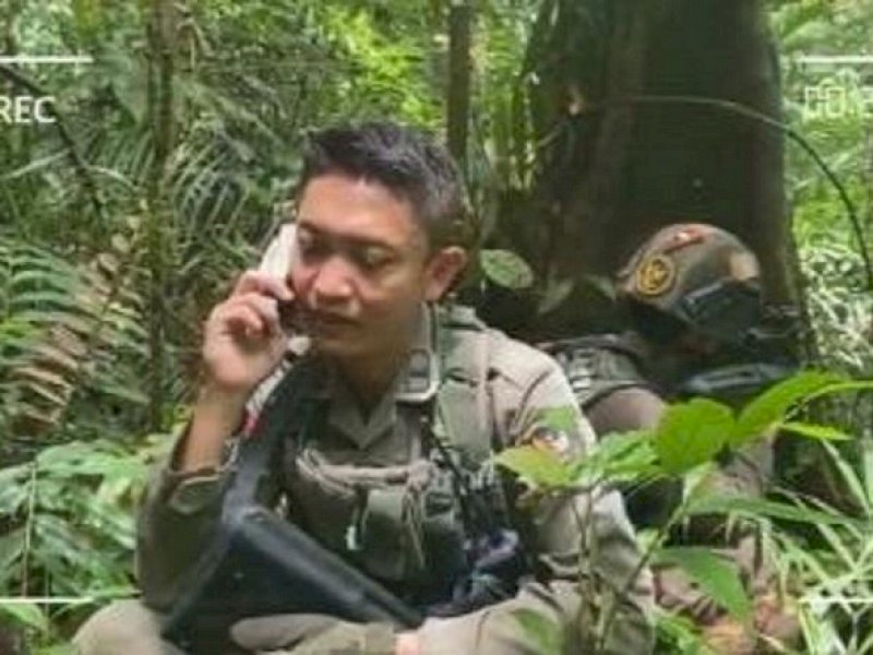 Video Polisi Pemburu Teroris Azankan Bayi Via Telepon di Dalam Hutan