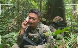 Video Polisi Pemburu Teroris Azankan Bayi Via Telepon di Dalam Hutan
