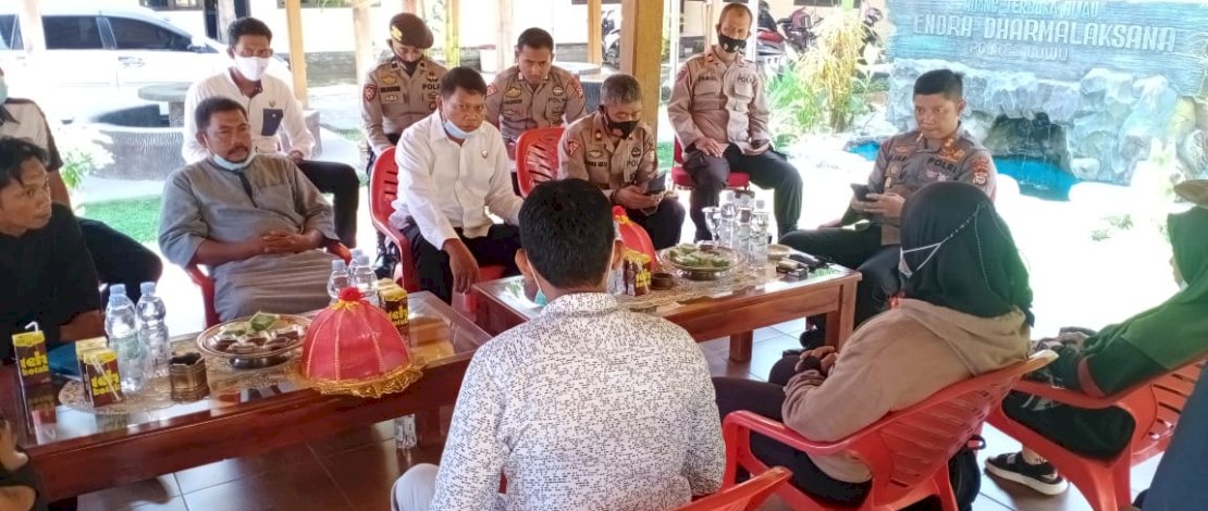 Kapolres Luwu AKBP Fajar Dani Susanto menggelar rakor dengan pengelola SPBU guna mencari solusi terkait kelangkaan BBM, Senin(25/10/2021).