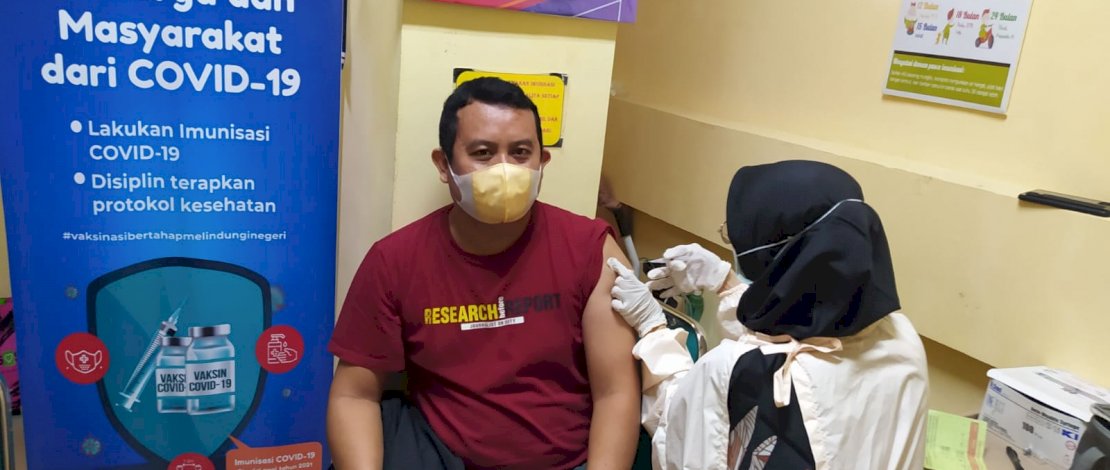 Salah seorang dokter melakukan Vaksinasi di Puskesmas Makassar