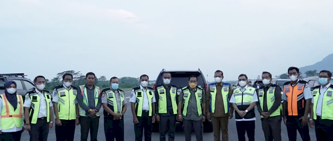 Bupati Luwu Basmin Mattayang menerima kunjungan reses anggota DPR Muhammad Fauzi saat berkunjung ke Bandar Udara I Bupati Luwu DR.H.Basmin Mattayang menerima kunjungan reses anggota DPR RI Fraksi Partai Golkar, Muhammad Fauzi saat berkunjung ke Bandar Udara I Lagaligo Bua Kabupaten Luwu. Bupati Luwu Basmin Mattayang menerima kunjungan reses anggota DPR Muhammad Fauzi saat berkunjung ke Bandar Udara I Bupati Luwu DR.H.Basmin Mattayang menerima kunjungan reses anggota DPR RI Fraksi Partai Golkar, Muhammad Fauzi saat berkunjung ke Bandar Udara I Lagaligo Bua Kabupaten Luwu.