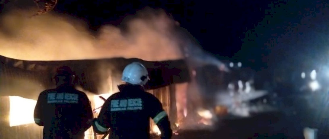 Pemadam kebakaran memadamkan api yang membakar kios di Palopo.