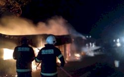 Jago Merah Ludeskan Sebuah Kios di Jalan Lingkar Palopo