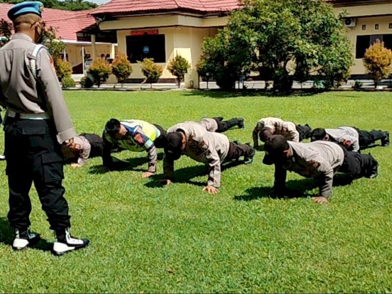 Tak Disiplin, Personil Polres Luwu Disanksi Push Up