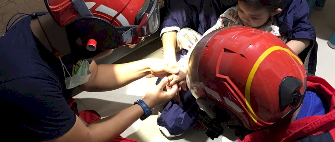 Aksi Tim Rescue Damkar Makassar Berhasil Melepas Cincin di Jemari Anak Yang Mengalami Pembengkakan