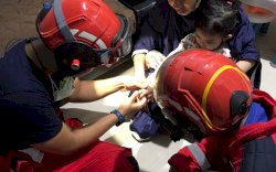 Aksi Tim Rescue Damkar Makassar Berhasil Melepas Cincin di Jemari Anak Yang Mengalami Pembengkakan