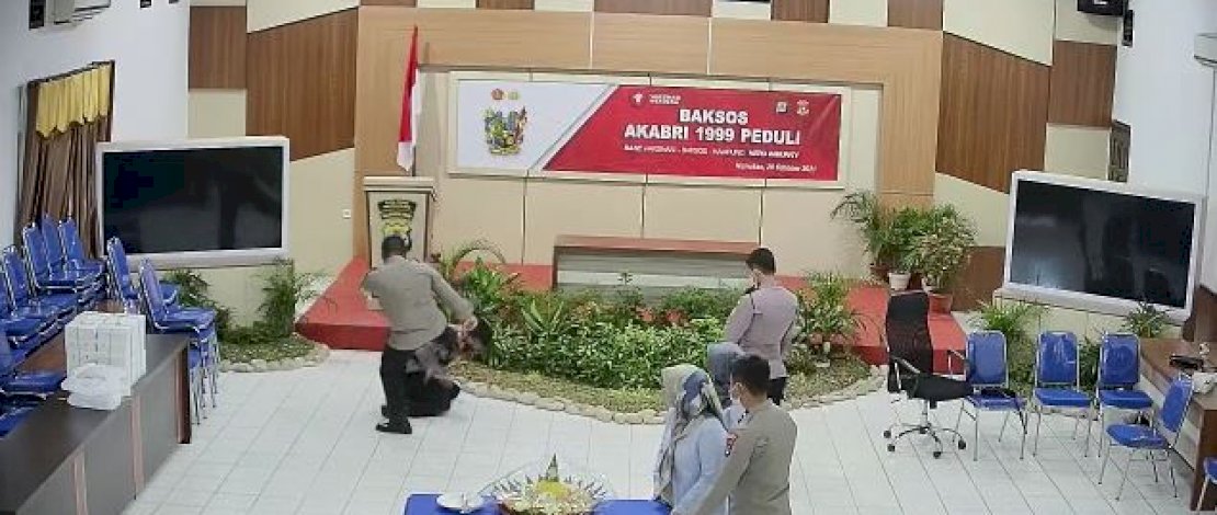 Capture rekaman detik-detik Kapolres Nunukan menghajar anak buahnya.
