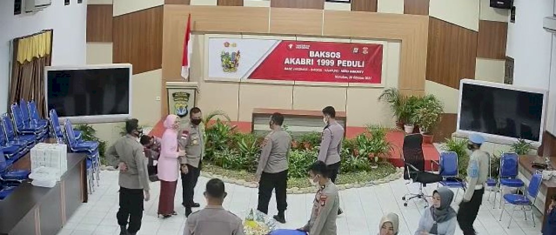 Capture rekaman detik-detik Kapolres Nunukan menghajar anak buahnya.