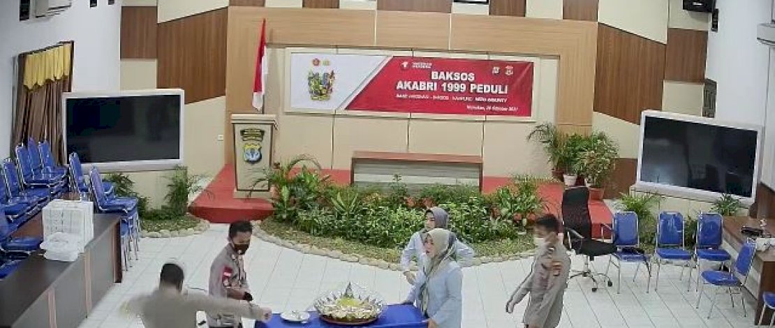 Capture rekaman detik-detik Kapolres Nunukan menghajar anak buahnya.