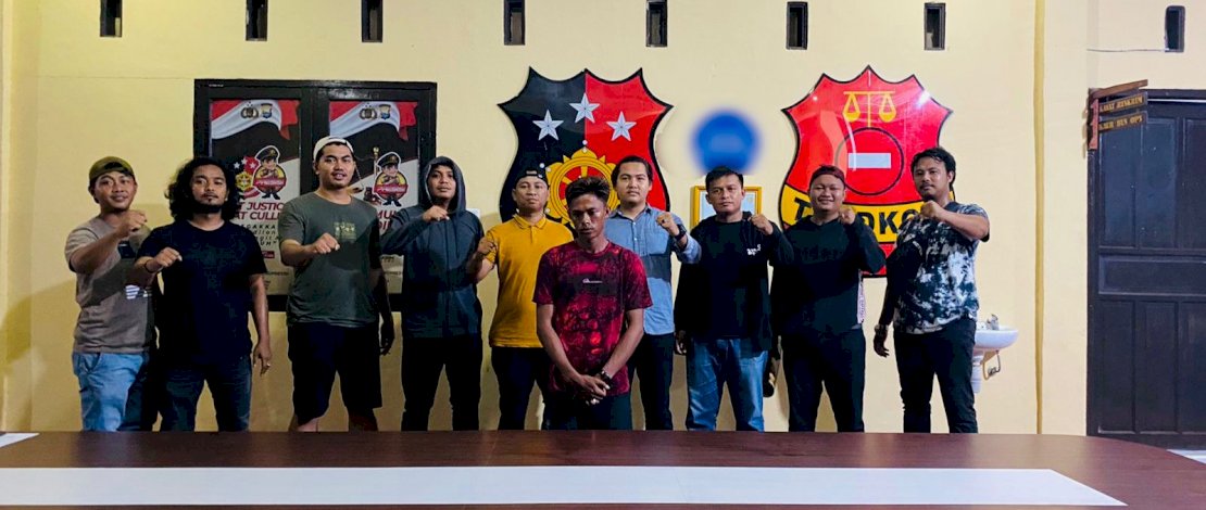 Pelaku penikaman saat dibekuk Unit Resmob Satuan Reskrim Polres Luwu.  