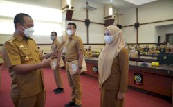 Serahkan SK Pengangkatan PNS dan CPNS Lulusan IPDN, Plt Gubernur: Berikan Pelayanan Terbaik Kepada Masyarakat