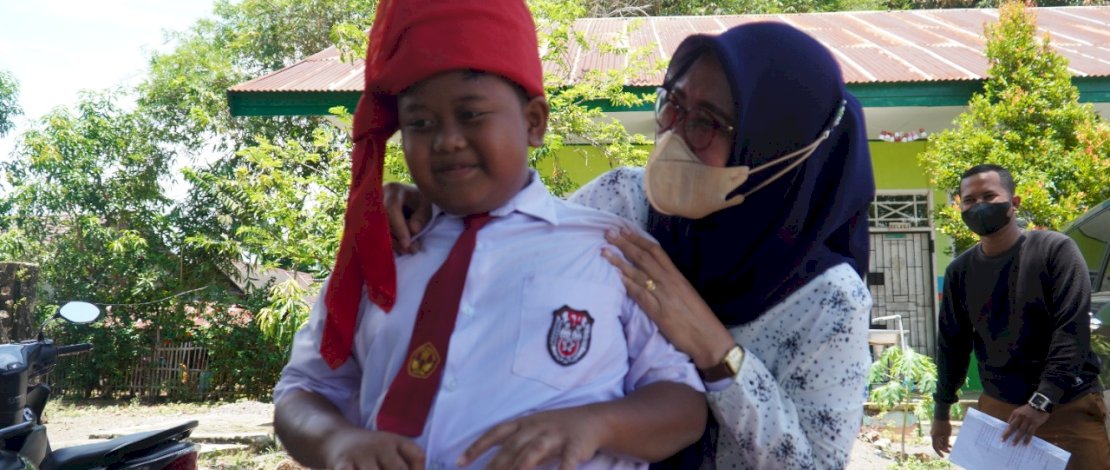 Husniah Dg Talenrang disambut angngaru' di salah satu sekolah dasar di Gowa.