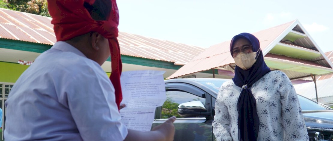 Husniah Dg Talenrang disambut angngaru' di salah satu sekolah dasar di Gowa.
