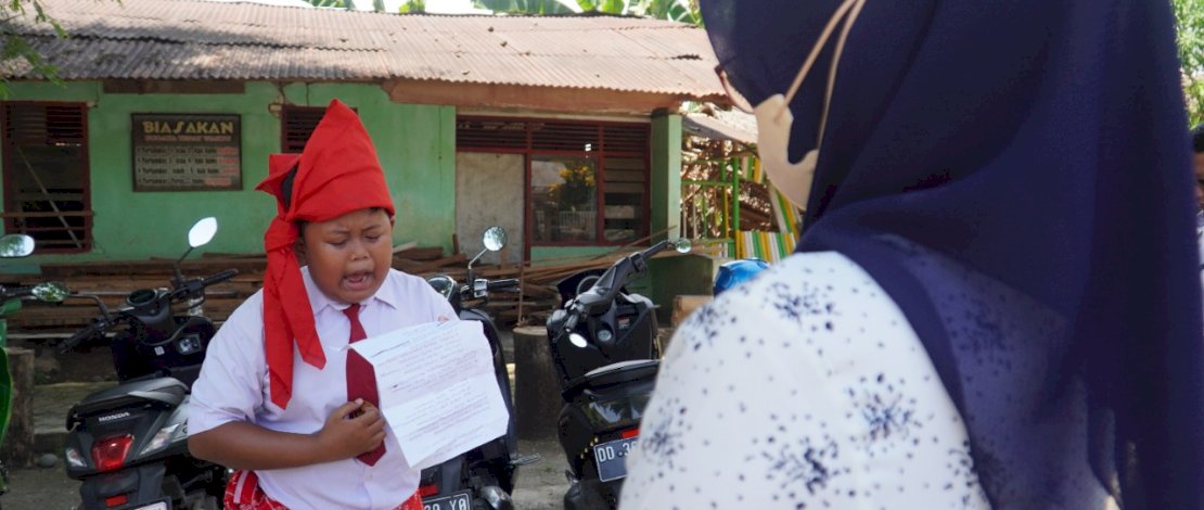 Husniah Dg Talenrang disambut angngaru' di salah satu sekolah dasar di Gowa.