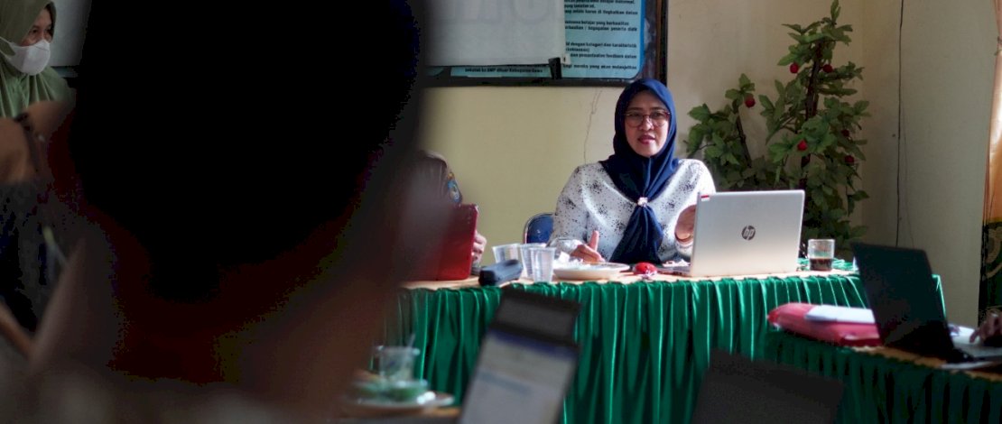 Husniah Dg Talenrang disambut angngaru' di salah satu sekolah dasar di Gowa.