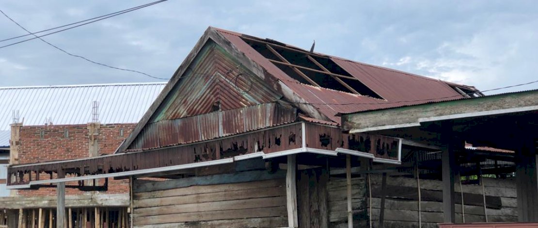 Pemprov Sulsel mengirim bantuan logistik untuk korban terdampak bencana angin puting beliung di Kabupaten Wajo. (Foto: Humas Sulsel).