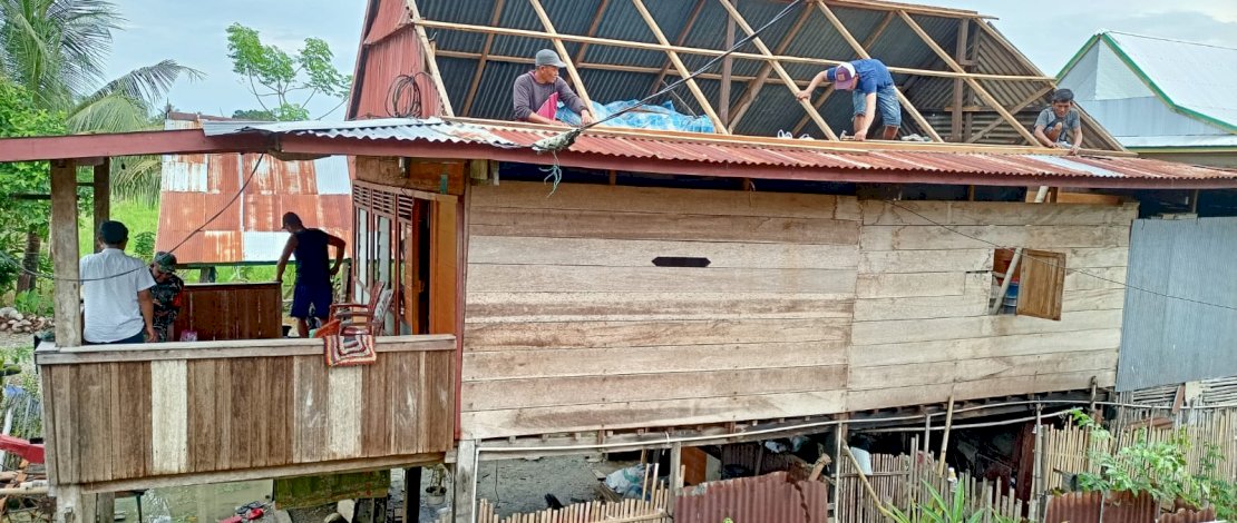 Pemprov Sulsel mengirim bantuan logistik untuk korban terdampak bencana angin puting beliung di Kabupaten Wajo. (Foto: Humas Sulsel).