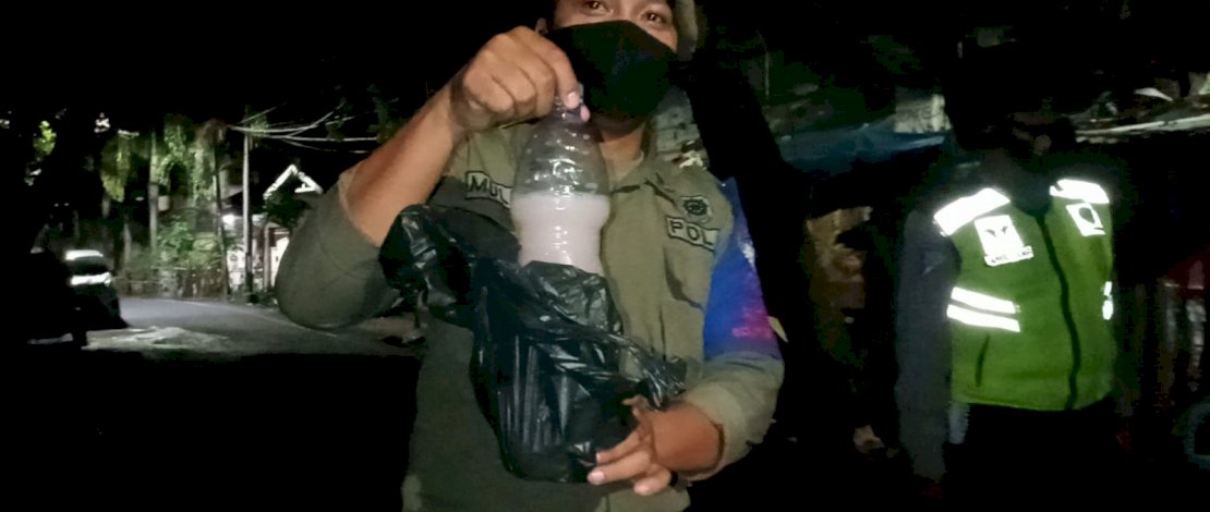 Penertiban sebuah gubuk yang digunakan mengonsumsi ballo oleh warga di Sinrijala, Panakkukang.