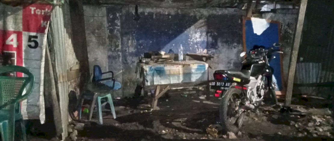 Penertiban sebuah gubuk yang digunakan mengonsumsi ballo oleh warga di Sinrijala, Panakkukang.