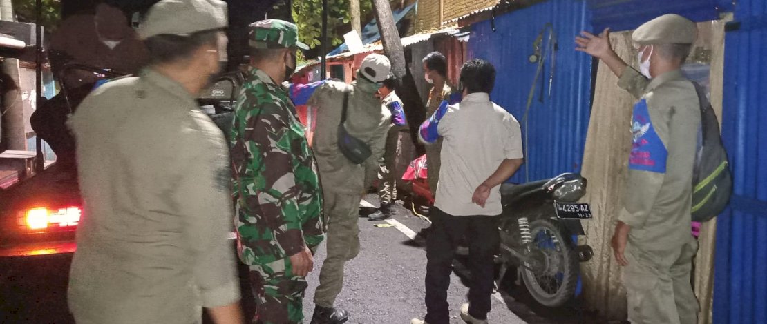 Penertiban sebuah gubuk yang digunakan mengonsumsi ballo oleh warga di Sinrijala, Panakkukang.