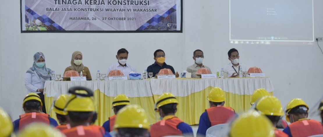 Bupati Luwu Utara, Indah Putri Indriani, menghadiri kegiatan Pembekalan dan Uji Sertifikasi Tenaga Kerja Konstruksi Balai Jasa Konstruksi Wilayah VI Makassar, Selasa di Gedung Pemuda, Masamba, Selasa, 26 Oktober 2021. (Foto: Humas Lutra)