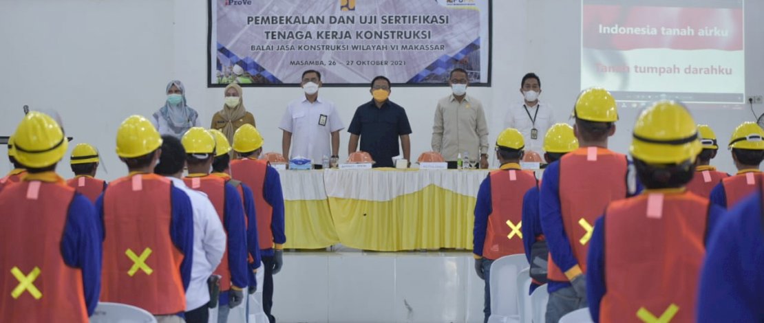 Bupati Luwu Utara, Indah Putri Indriani, menghadiri kegiatan Pembekalan dan Uji Sertifikasi Tenaga Kerja Konstruksi Balai Jasa Konstruksi Wilayah VI Makassar, Selasa di Gedung Pemuda, Masamba, Selasa, 26 Oktober 2021. (Foto: Humas Lutra)