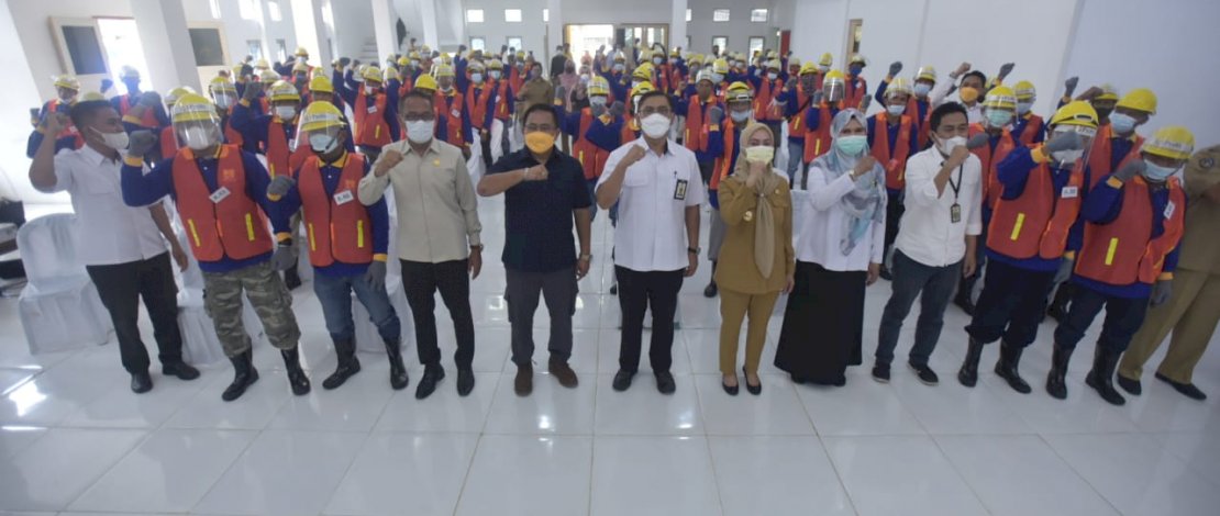 Bupati Luwu Utara, Indah Putri Indriani, menghadiri kegiatan Pembekalan dan Uji Sertifikasi Tenaga Kerja Konstruksi Balai Jasa Konstruksi Wilayah VI Makassar, Selasa di Gedung Pemuda, Masamba, Selasa, 26 Oktober 2021. (Foto: Humas Lutra)