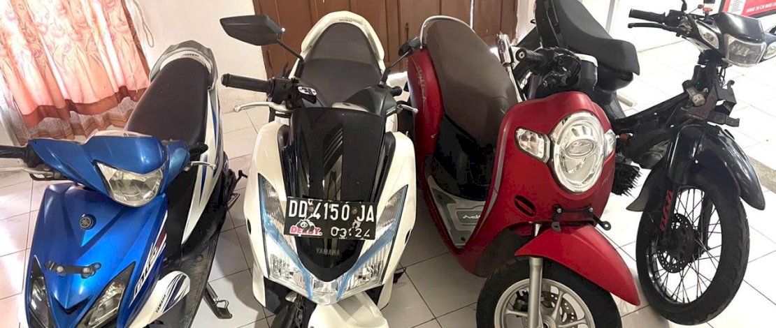 Pelaku dan barang bukti sepeda motor curian.