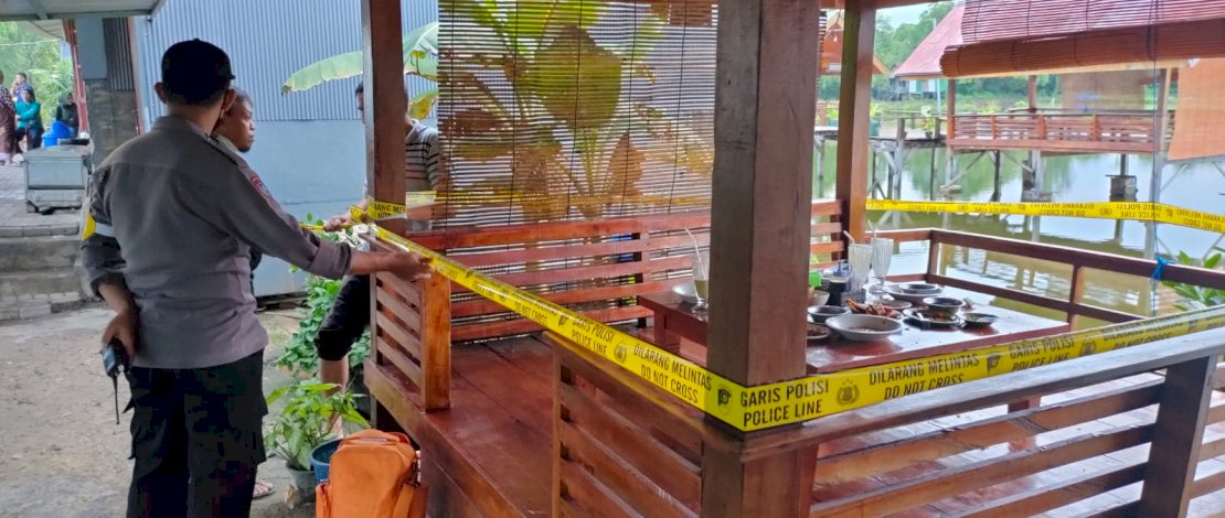 Lokasi korban dan keluarganya sedang makan. Lokasi korban dan keluarganya sedang makan.