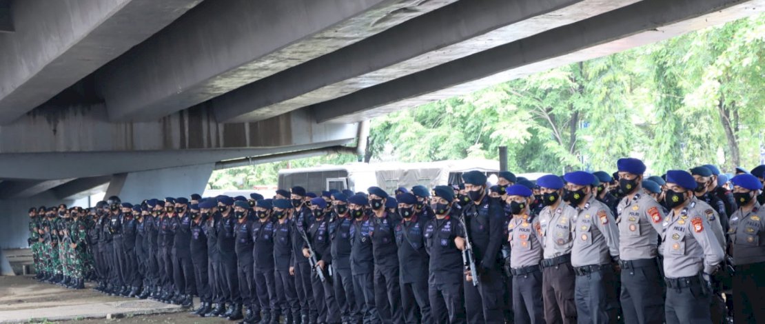 Apel pasukan pengamanan unjuk rasa di flyover.