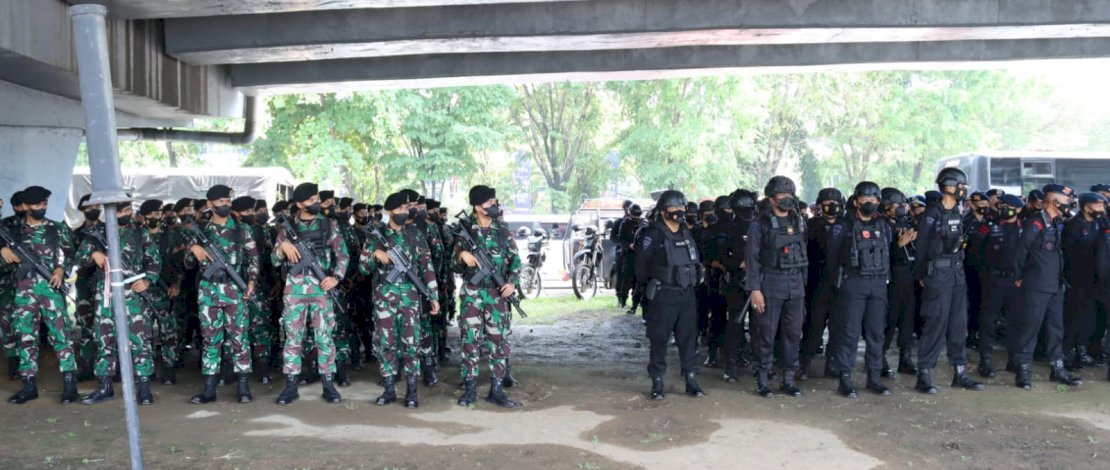 Apel pasukan pengamanan unjuk rasa di flyover.
