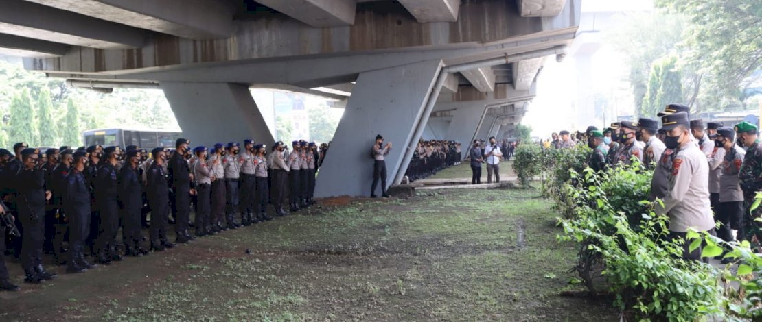 Apel pasukan pengamanan unjuk rasa di flyover.