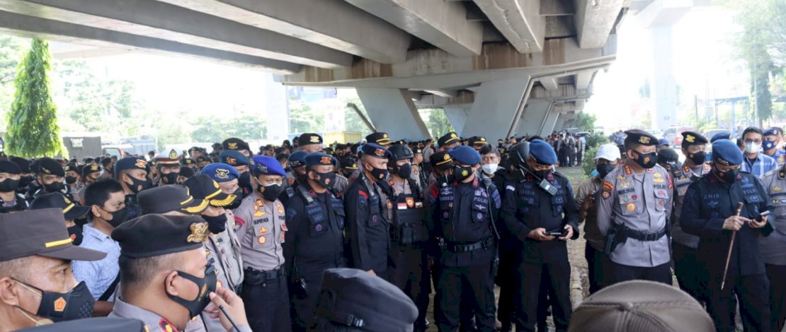 Apel pasukan pengamanan unjuk rasa di flyover.