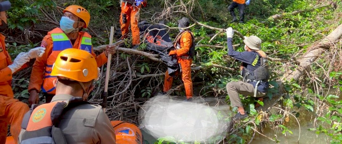 Penemuan jasad Nenek Suhera oleh Tim SAR.