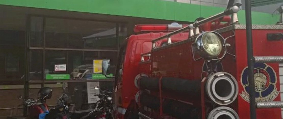 Damkar Kota Makassar saat mengantar ibu hamil ke RS Bersalin Masyita.