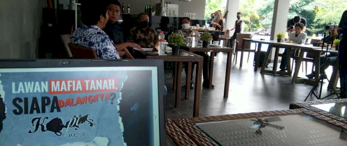 Suasana diskusi Kopi Tumpah di Poolbar Hotel Gammara, Makassar, Kamis, 28 Oktober 2021. Suasana diskusi Kopi Tumpah di Poolbar Hotel Gammara, Makassar, Kamis, 28 Oktober 2021.