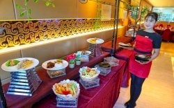 Kangen Kuliner Aston Makassar Tapi Malas Keluar Rumah? Pesan Lewat Grab Yuk!