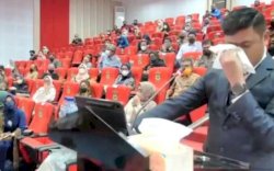 "Maaf Saya Tidak Bisa Berkata-kata Lagi," Momen Haru Adnan Purichta Teringat Ayah pada Ujung Promosi Doktor di Unhas